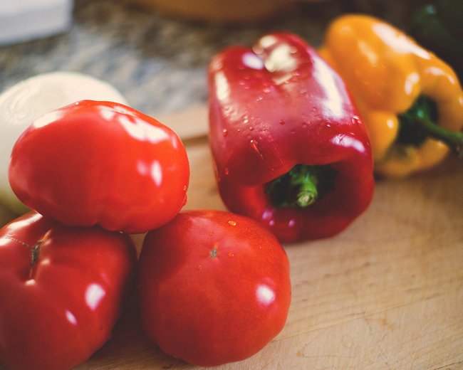 Удобрения «Здравень для подкормки томатов и перцев» выпускаются в двух видах: «Здравень Турбо» — это быстрорастворимое сухое удобрение, «Здравень Аква» — это жидкое удобрение. Оба вида содержат азот, фосфор, калий, гумат натрия и микроэлементы, т. являются органо-минеральным удобрением.